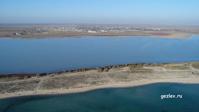 Крым, с. Молочное, Сакский район, Черное море, песчаные пляжи, оз. Соленое, вид с квадрокоптера. смотреть онлайн