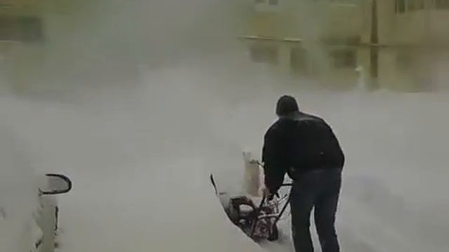 Хонда HSS 655 ET снегоуборщик гусеничный Honda смотреть онлайн