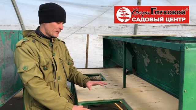 Наряду с работами на свежем воздухе, в одной из теплиц развернулась целая мастерская. смотреть онлайн