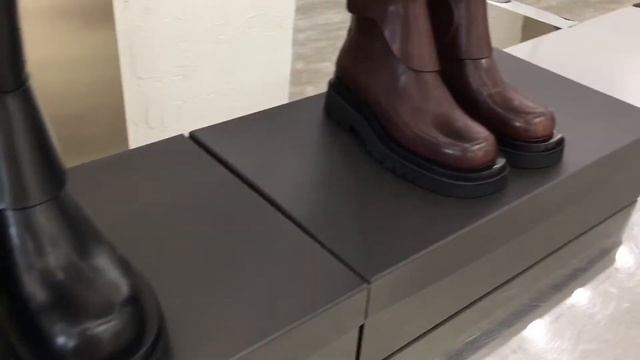 Высокие сапоги BOTTEGA VENETA с декоративными щитками смотреть онлайн