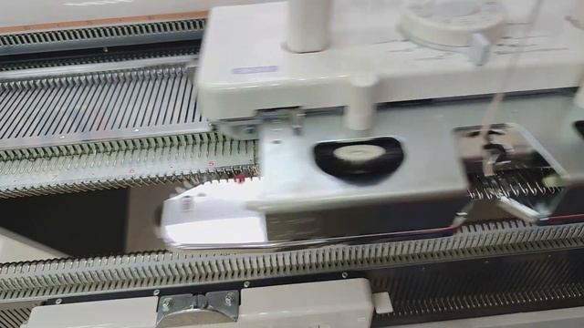 Как связать арочный низ изделия на вязальной машине. смотреть онлайн