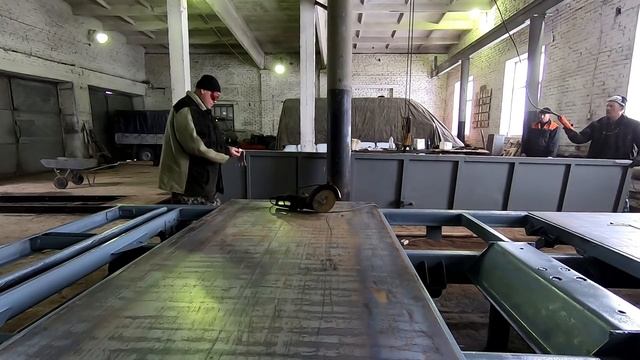 Варим кузов на КАМАЗ впервые в жизни (9 часть) Грунтуем раму привариваем листы смотреть онлайн