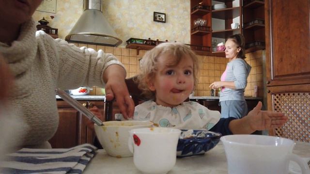 Ем суп сама, а мама мешает!