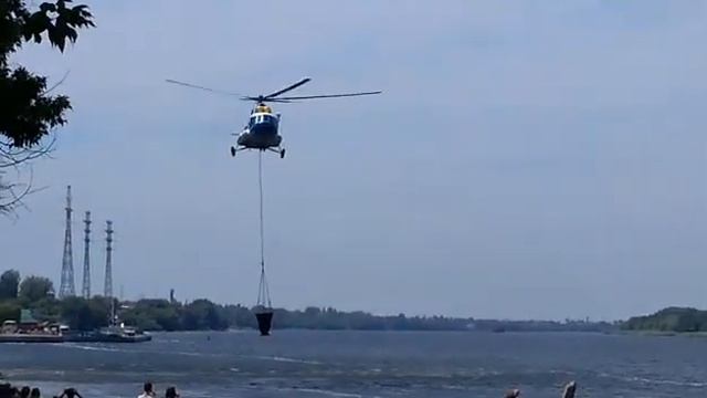 Новая Каховка вертолет делает забор воды для тушения пожара за котельней смотреть онлайн