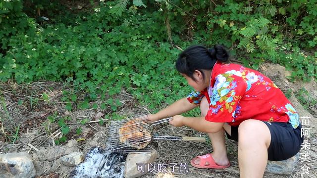 苗大姐野外烤鱼，撒上辣椒和盐，家里吃还是香一点 смотреть онлайн
