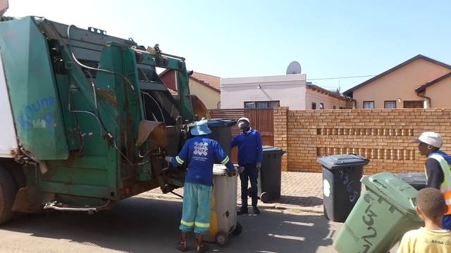 Bin Collection in Soweto смотреть онлайн