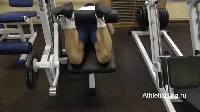 Упражнения для бедер. Сгибание ног в тренажере.