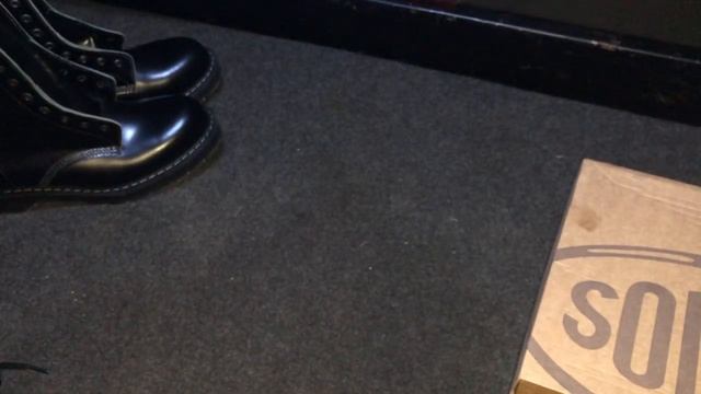 SOLOVAIR are BETTER than Dr Martens Made In England / 8 eye Derby Boot Hi-Shine смотреть онлайн