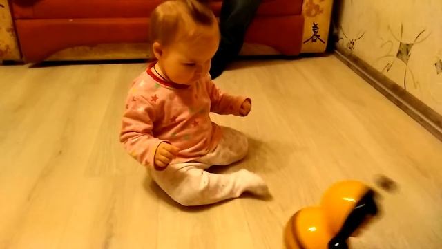 У Амельки появилась яркая неваляшка пчелка ? смотреть онлайн