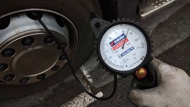 Где находится штуцер для подкачки колес на SCANIA Euro-6