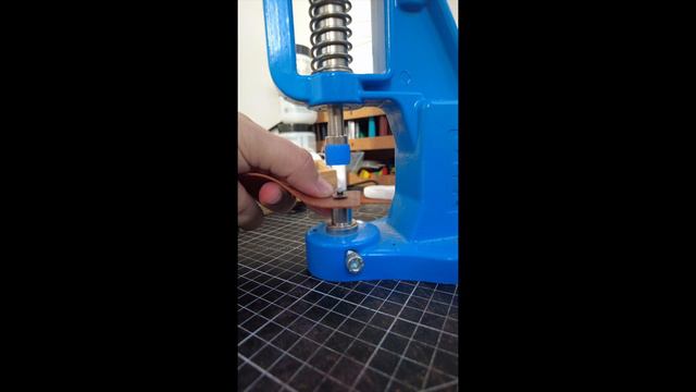 Работа пробойником по коже. Изделия из натуральной кожи. смотреть онлайн