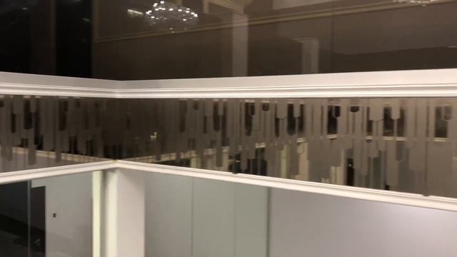 Бронзовое зеркало в атриуме с художественной матировкой смотреть онлайн