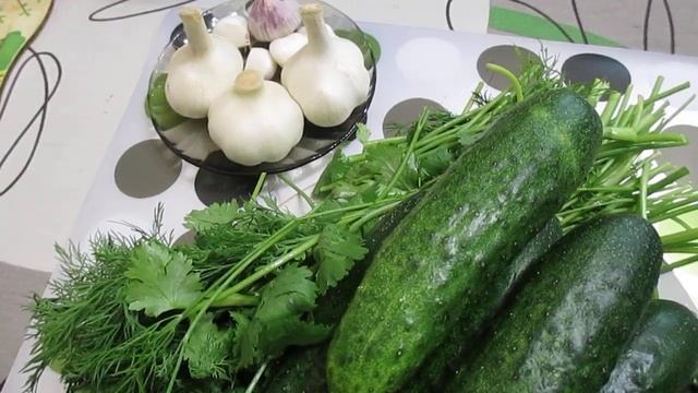 Мой урожай.Начали поспевать огурцы,чеснок,зелень. смотреть онлайн