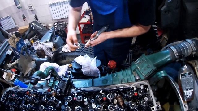 Вольво FMX D13 Газы в системе охлаждения. Замена стаканчиков под форсунки! смотреть онлайн