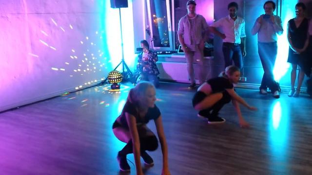 Girls TWERK Show Dance