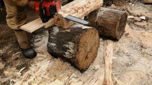 Продольной распил бревна бензопилой.
