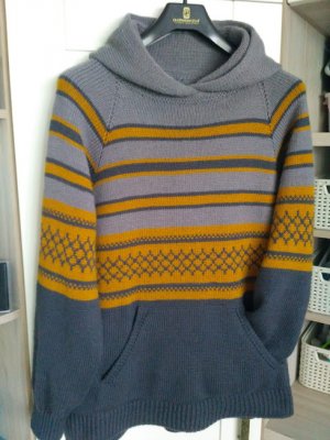 Толстовка с капюшоном и карманом кенгуру.Описание процесса вязания.mp4