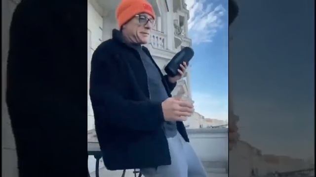 Жан-Клод Ван Дамм танцует под песню Сакита Самедова смотреть онлайн