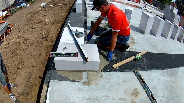 Кладка першого ряду газоблоку. laying the first row of the gas block смотреть онлайн