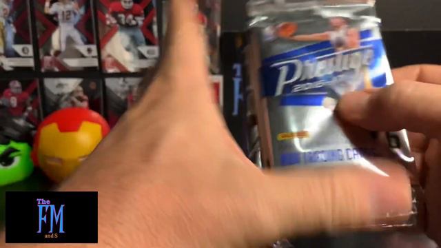 COLLECTIBLE CARD CLUB DECEMBER UNBOXING: CRAZY HOF AUTO IN FIRST PACK!!! смотреть онлайн
