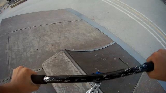 ТРЮКИ НА САМОКАТЕ ОТ ПЕРВОГО ЛИЦА // Друг на трюковом самокате смотреть онлайн