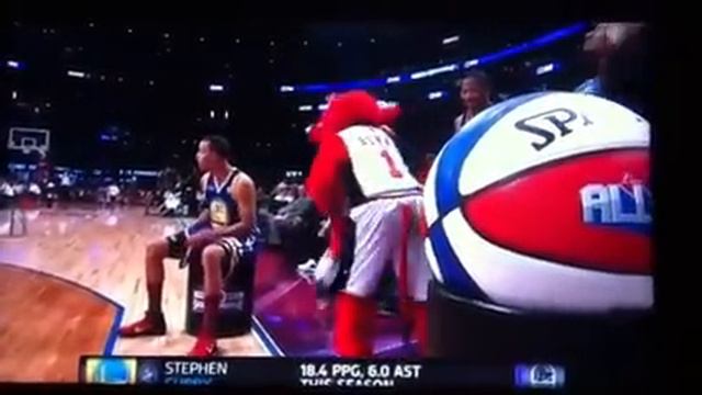 Derrick Rose laughing at Benny The Bull Skills Competition смотреть онлайн
