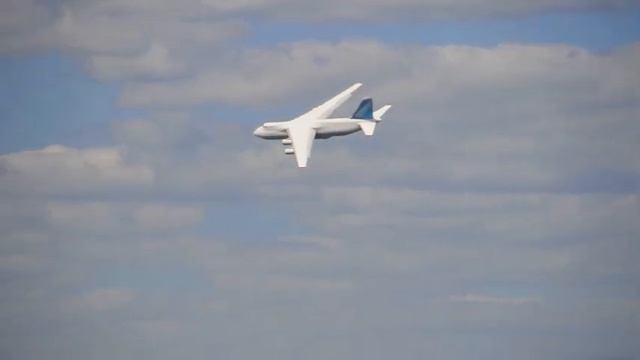 Ан-225 «Мрия» пролет на минимальной высоте - самый большой самолёт за всю историю. Аэро-Шок 2011 г смотреть онлайн