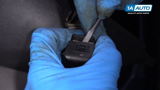 How to Replace Mirror Switch 00-04 Ford Focus смотреть онлайн
