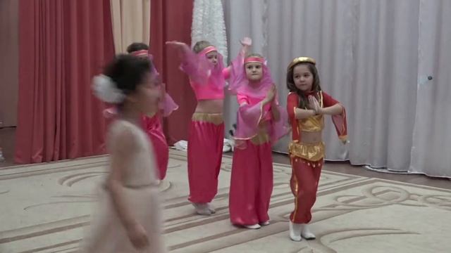 Новогодний утренник в подготовительной группе "Новый год в разных странах". смотреть онлайн