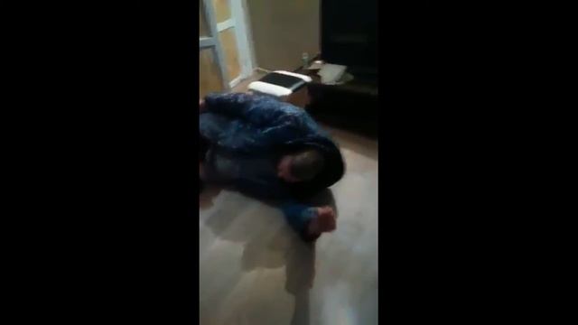 Уставший муж пришёл домой))) смотреть онлайн