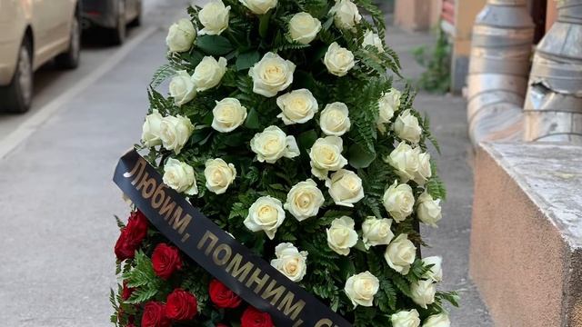 Заказать венок из живых цветов на Venki.Rostov-buket.ru смотреть онлайн
