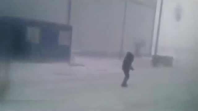 На Ямале рабочий бросил вызов северному ветру смотреть онлайн