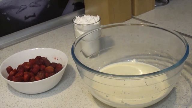 Бисквитный рулет со взбитыми сливками и земляникой смотреть онлайн