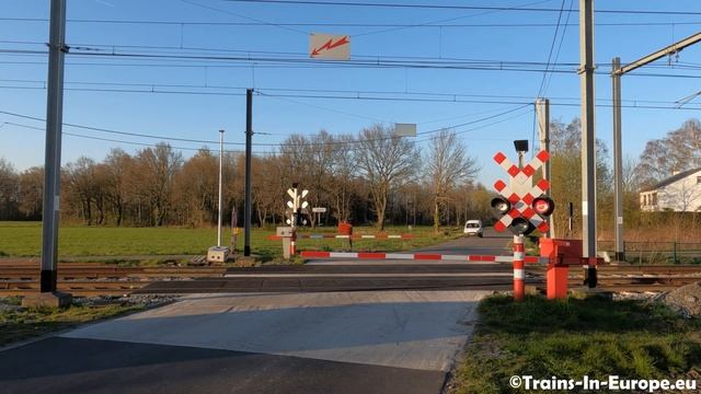 ? Railway crossing "Langstraat" Belgium - Spoorwegovergang "Langstraat" België | GEEL смотреть онлайн