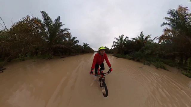 Tragedi 3 pemuda basikal MTB redah banjir di Johor смотреть онлайн