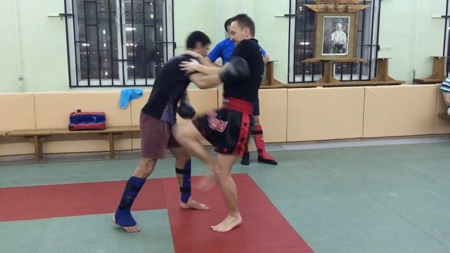 Блок уличного удара - прихват - удар коленом смотреть онлайн