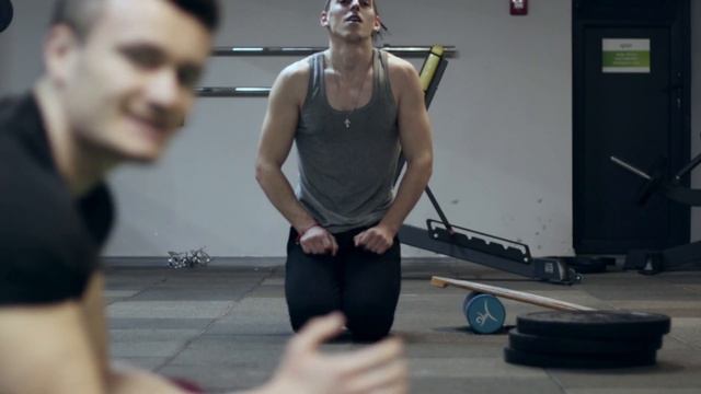 17-летний парень удивил? Заруба между качком, воркаутером и пауэрлифтером. смотреть онлайн