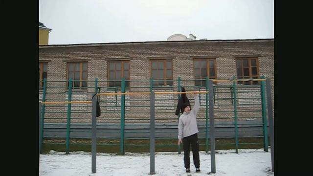 Подтягивания на одной руке в "полотенце спереди" (2012 год) смотреть онлайн