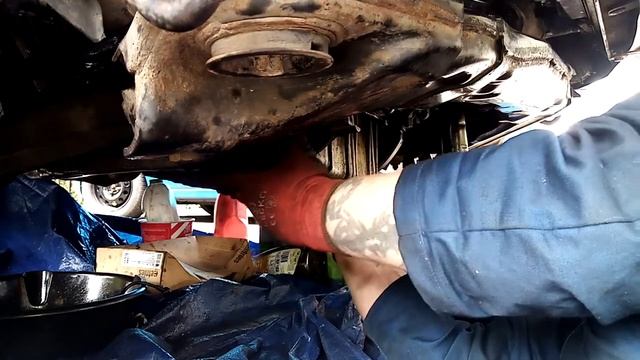 Hyundai tucson oil pan (sump) removal part 2 смотреть онлайн