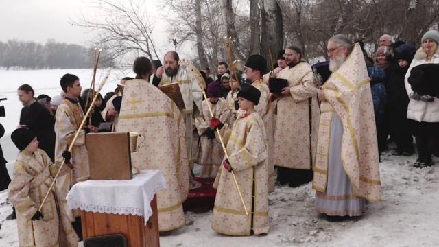 В Абакане отмечают Крещение: чин водосвятия на реке Абакан смотреть онлайн
