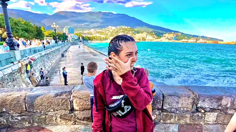 ЯЛТА. ОБСТАНОВКА на КУРОРТЕ: люди бегут от волн, танцуют, загорают, собаки чилят! КРЫМ сегодня 2024 смотреть онлайн