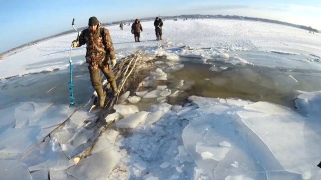 ЕЛЕ УБЕЖАЛИ СО ЛЬДА | Лёд отошел от берега. Рыбалка в опасном месте | Первый лёд на Волге смотреть онлайн