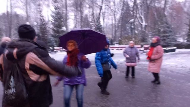 Харьков, танцы в парке, "Ты ж ещё молодой" смотреть онлайн