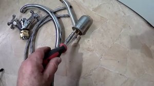 Кухонный смеситель с гайкой, против старого со шпилькой. Особенности установки.