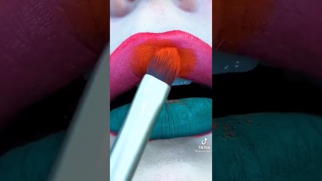 Макияж губ и история из TikTok смотреть онлайн