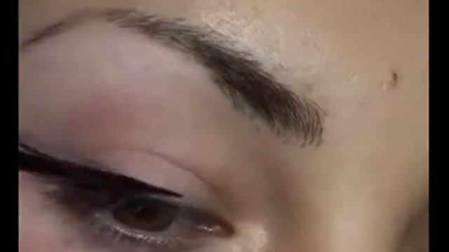 учимся рисовать стрелочку видео-урок по макияжу модный макияж смотреть онлайн