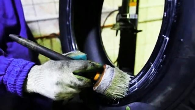 УЗНАВ ЭТОТ СЕКРЕТ ТЫ БОЛЬШЕ НИКОГДА НЕ ПРИМЕНИШЬ ГЕРМЕТИК ШИН смотреть онлайн