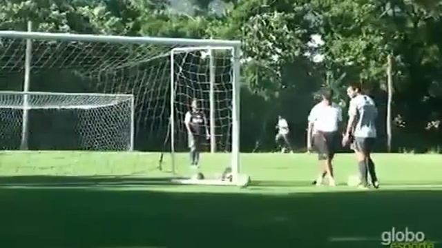 RONALDINHO забивает из за ворот на тренировке Фламенго смотреть онлайн