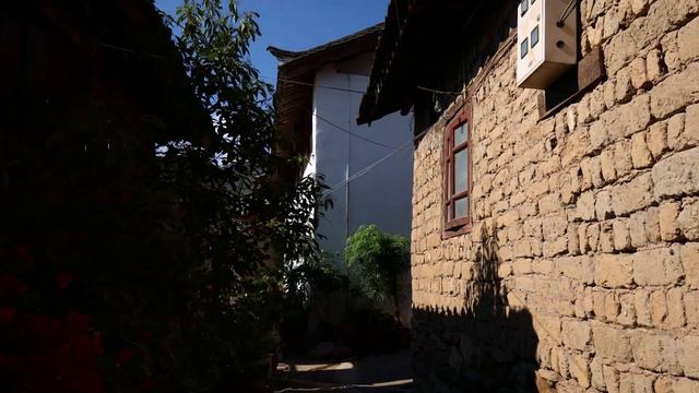 In the first bay of the Yangtze River, an 85-year-old man sings in front of an ancient dwelling. смотреть онлайн