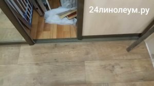 Укладка линолеума в жилой квартире с мебелью без порожков Красноярск